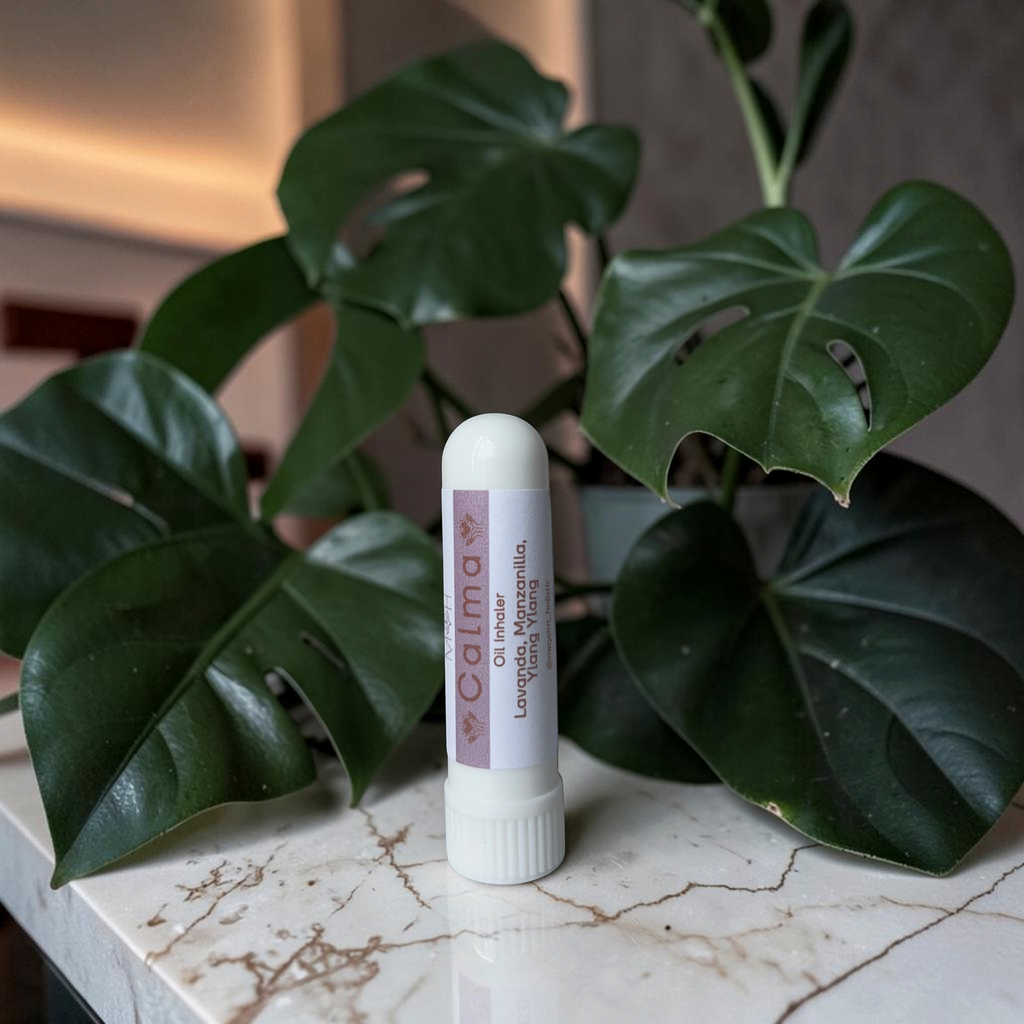 Inhalador aromático Calma de Mayam Holistic con aceites esenciales de lavanda, manzanilla y ylang ylang sobre mármol