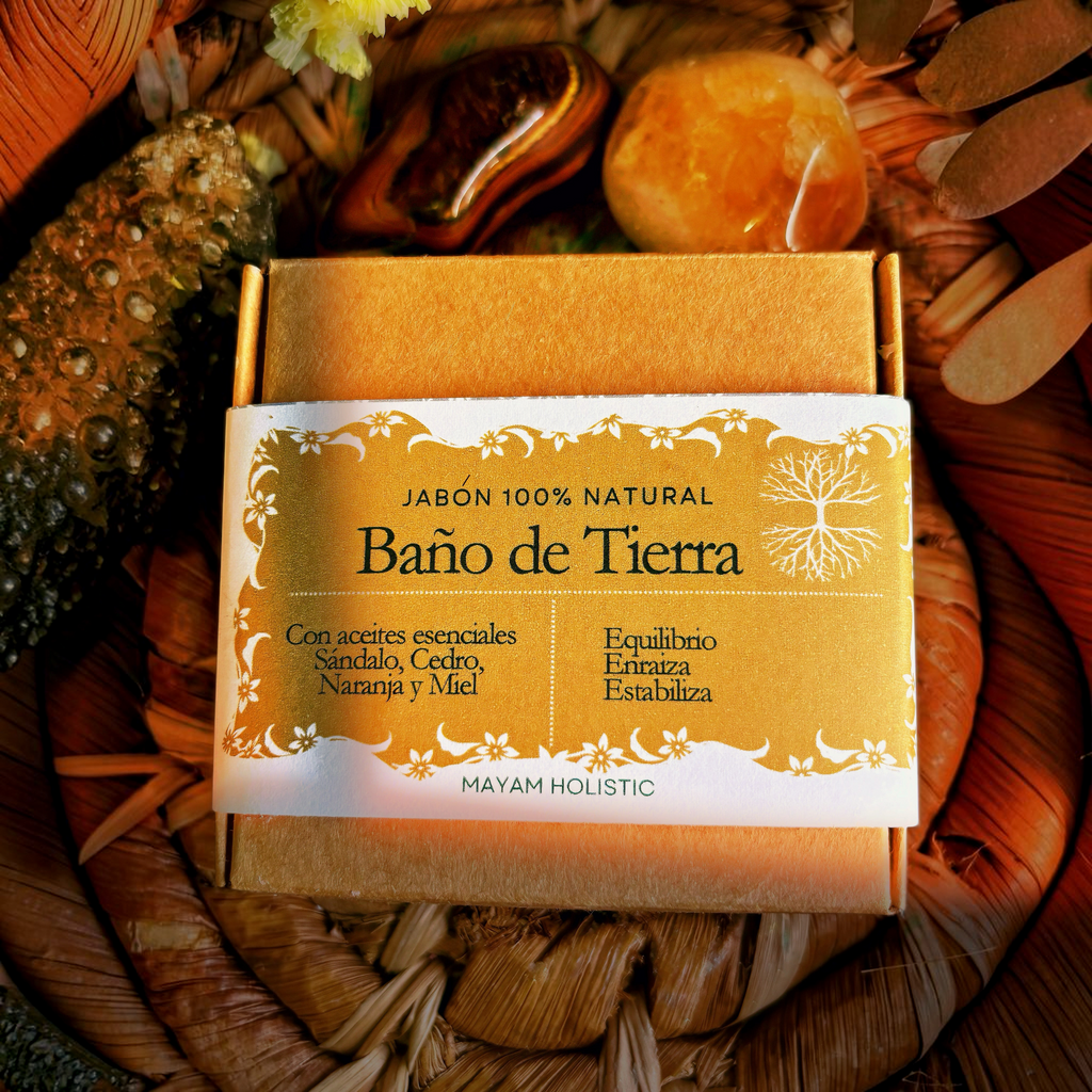 Jabón artesanal Mayam Holistic Baño de Tierra con aceites esenciales, presentado en caja sobre base de fibras naturales.