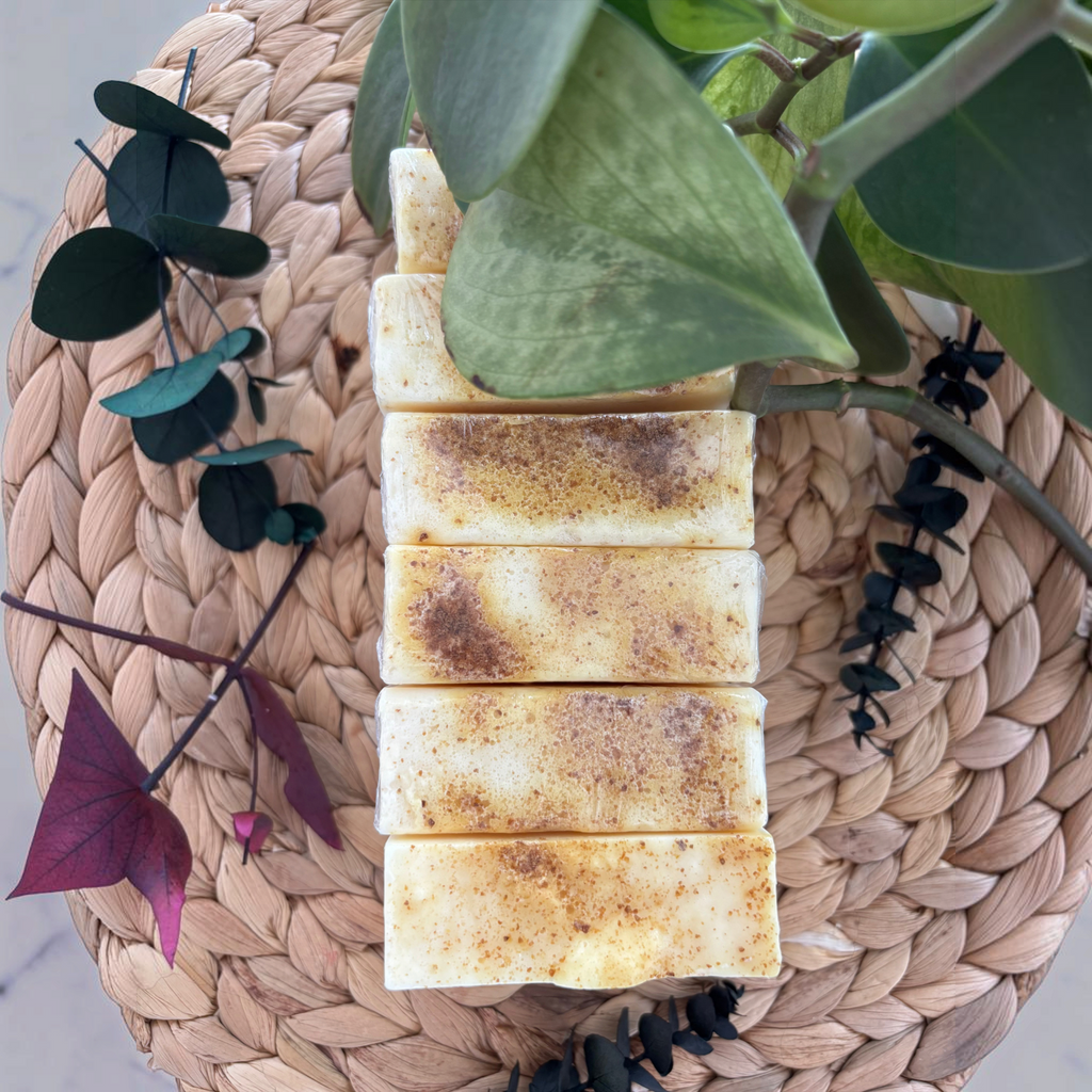 Jabón artesanal Mayam Holistic Baño de Sol con cúrcuma, aceites esenciales y glicerina vegetal sobre base de mimbre