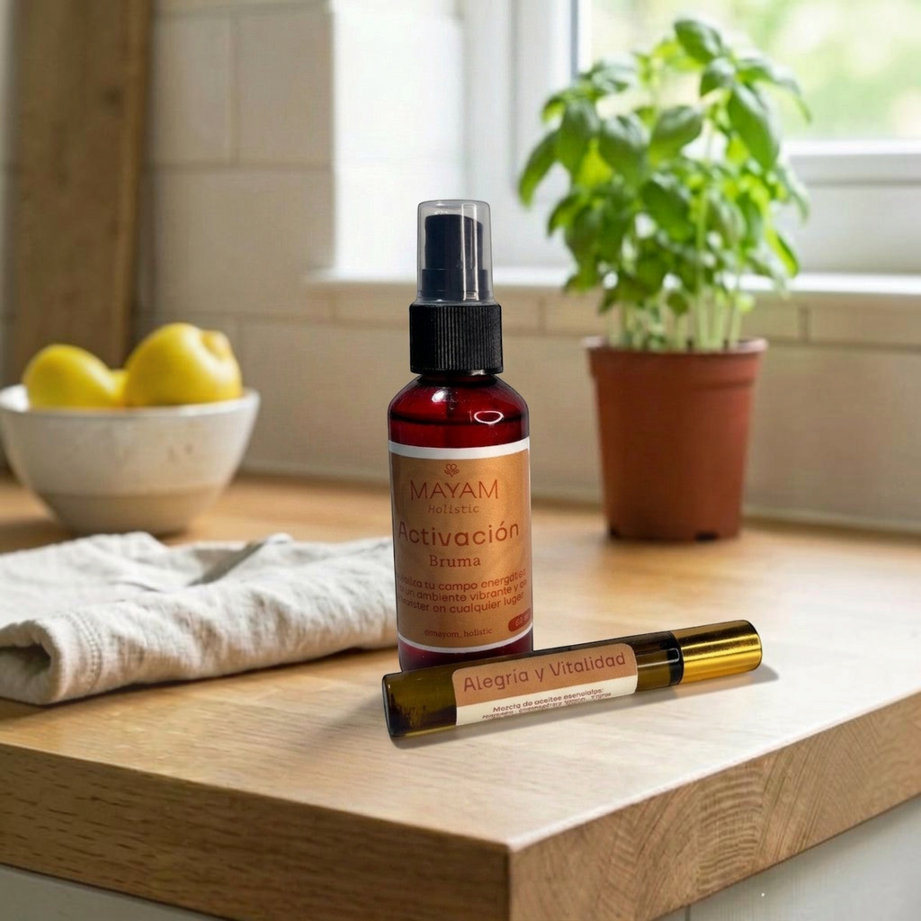 Ritual Energía Vital de Mayam Holistic con bruma activadora y roll-on de aceites esenciales cítricos sobre mesa