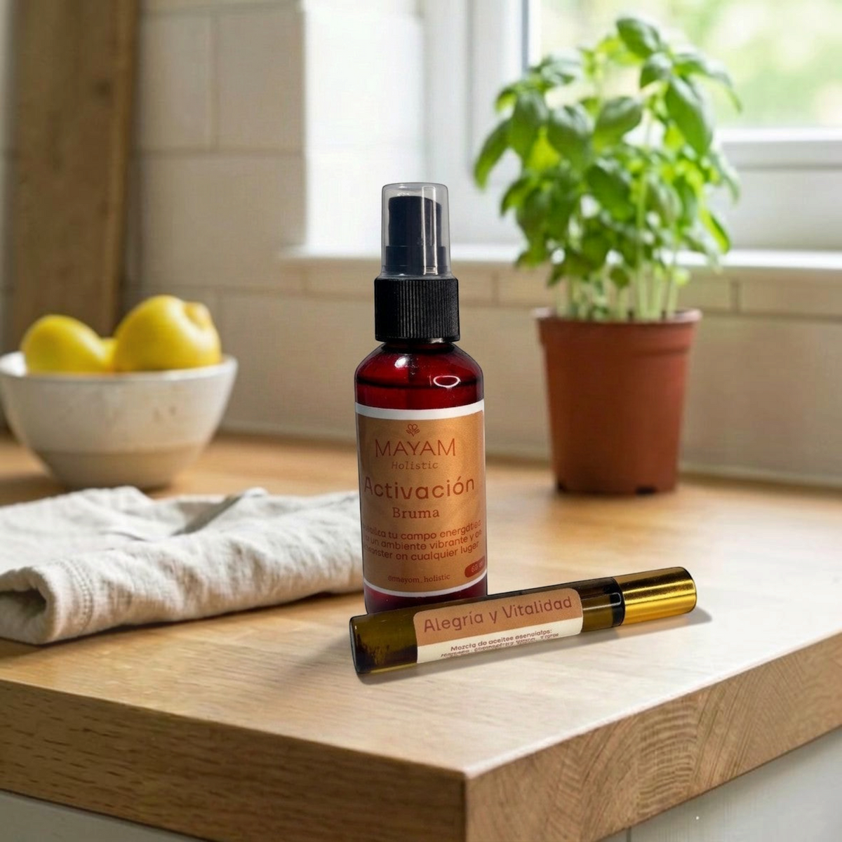 Ritual Energía Vital de Mayam Holistic con bruma activadora y roll-on de aceites esenciales cítricos sobre mesa