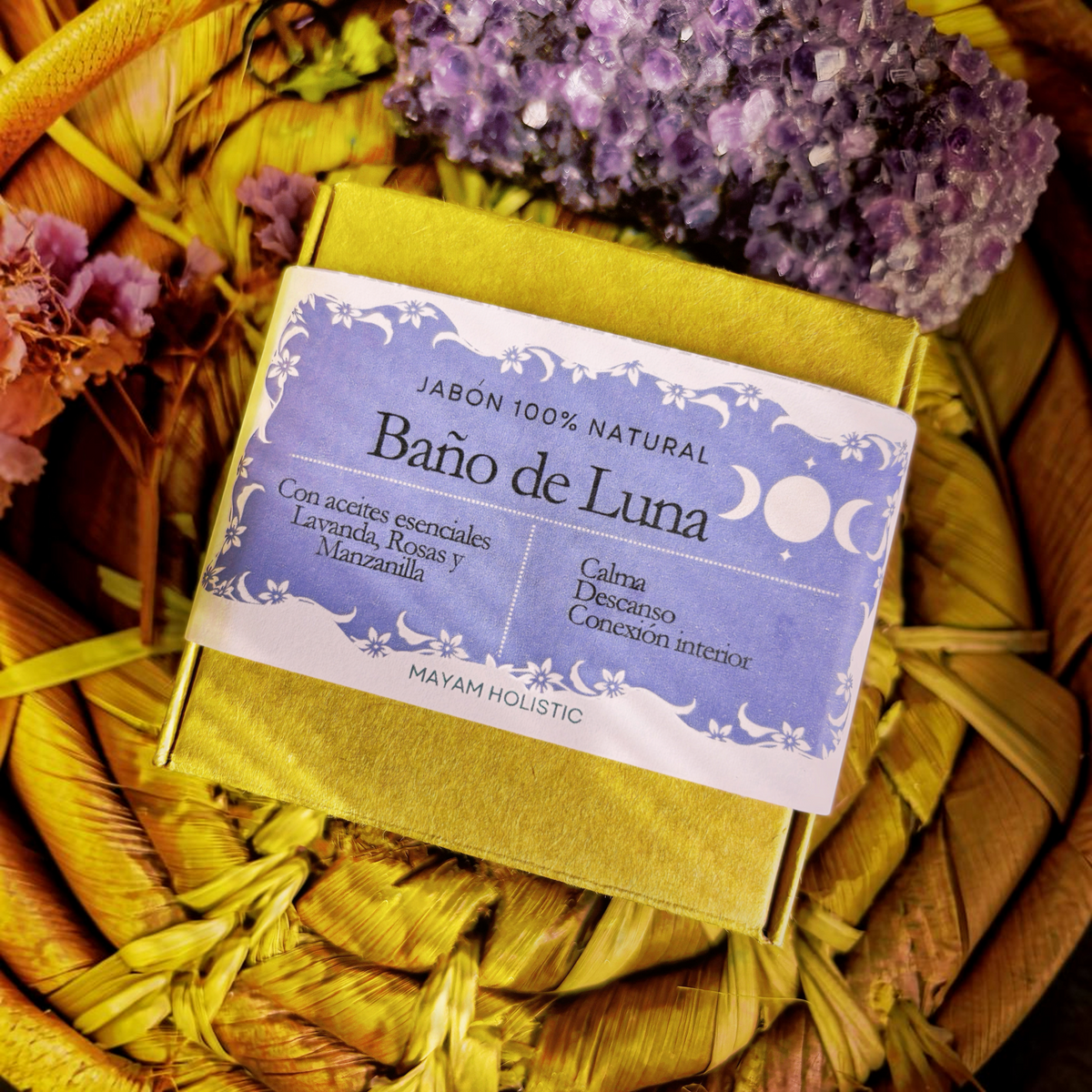 Jabón artesanal Mayam Holistic Baño de Luna con lavanda y manzanilla en caja dorada sobre cesta con amatista