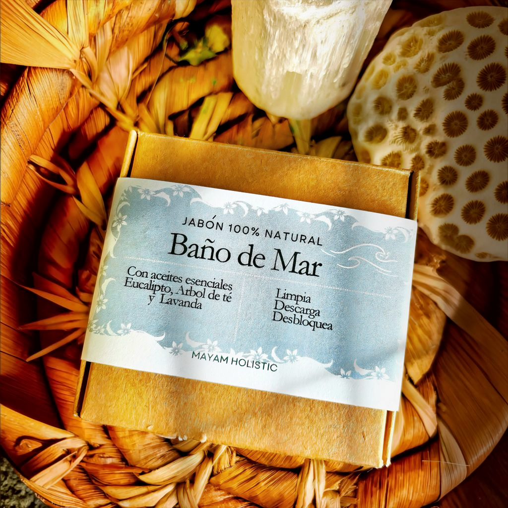 Jabón artesanal natural Mayam Holistic Baño de Mar con aceites esenciales en caja de cartón sobre cesta de mimbre